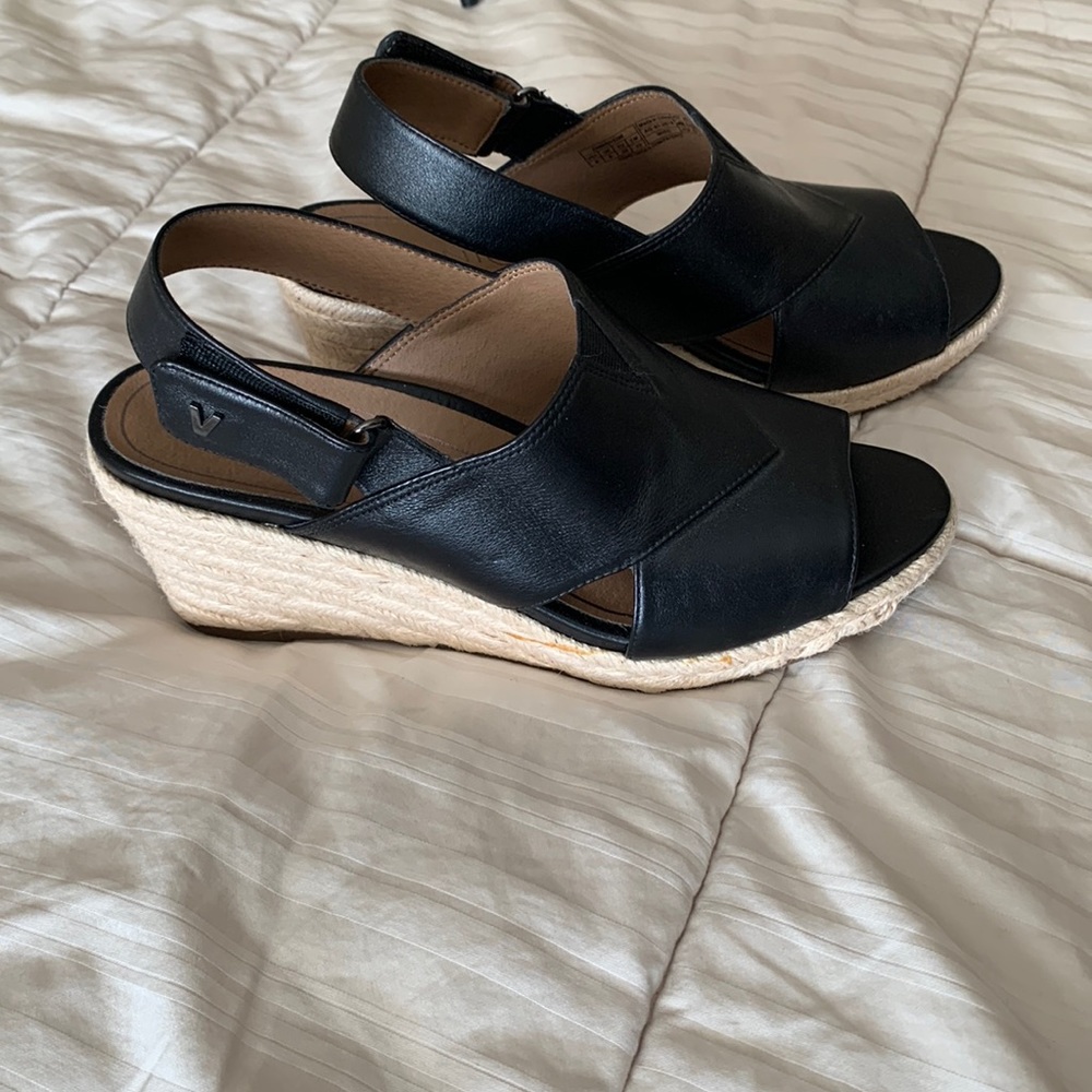 Vionic sandals size 8 with Velcro strap for proper fix.